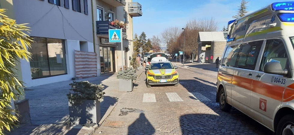 Investito da un’utilitaria mentre attraversa la strada: 57enne trasferito in ospedale al Santa Chiara